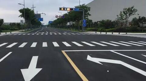 蘇州停車位劃線廠家解讀，道路交通標(biāo)志牌通常布置在什么區(qū)域？